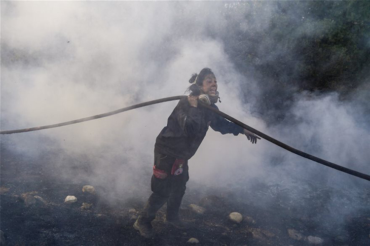 Η ηρωίδα της Αναβύσσου στο protothema.gr: «Μας είχαν περικυκλώσει οι φλόγες, νιώθαμε να αποχαιρετούμε τον κόσμο»