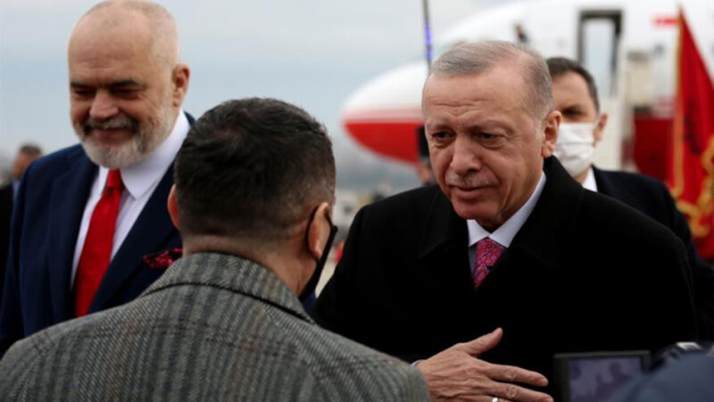 Ερντογάν: Στέφουμε τη φιλία μεταξύ Τουρκίας και Αλβανίας με σπίτια