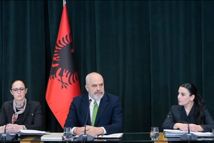 Αλβανία: Ο Έντι Ράμα προσπαθεί να συγκρατήσει την άνοδο των τιμών των καυσίμων