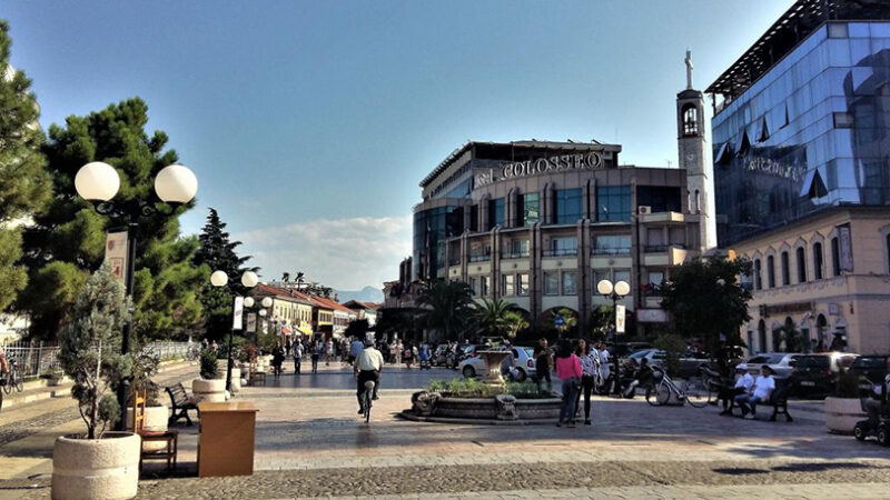 Αλβανία: Πρωινή βόλτα στον πεζόδρομο της Νικολάου Ιδρωμένου