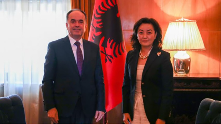 Συνάντηση της Αμερικανίδας πρέσβειρας στην Αλβανία με τον εκλεγμένο Πρόεδρο της Δημοκρατίας  