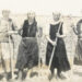 Στη φωτογραφία, δανεισμένη από το προσωπικό αρχείο της Αντωνέτας Βαρσάμη, γοραντζινές γυναίκες στα χωράφια του γεωργικού συνεταιρισμού. Από αριστερά προς δεξιά: Νίκο Βαρσάμενα, Γιάννη Μπίρνιενα,Πύλιο Γκόλενα και Κώτση Γκέλιοβα… (όπως τις λέγαμε παλιά … με το όνομα του ανδρός)